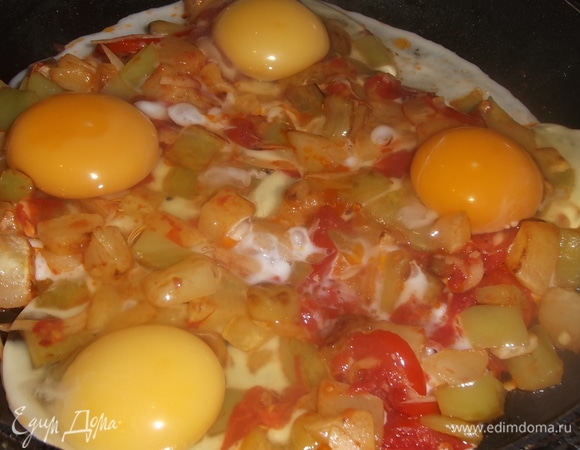 Убавить огонь. Вбить яйца. Добавить соль, укроп.