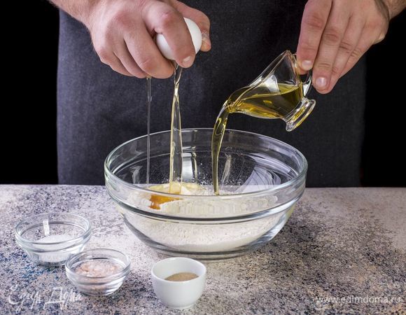 Смешайте просеянную муку, соль, дрожжи, сахар, оливковое масло и яйцо.