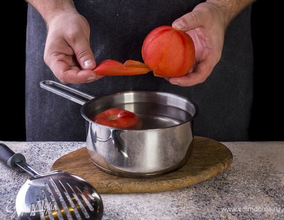 Займемся начинкой. Обдайте томаты кипятком, снимите кожуру.
