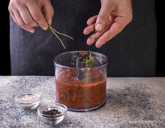 Добавьте листочки тимьяна, соль, перец и тщательно перемешайте.