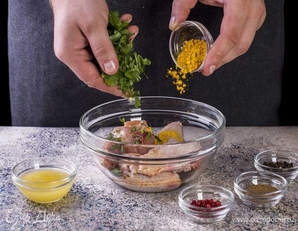 Добавьте сухие специи: черный перец, розовый перец, кориандр, куркуму, мед, мелко нарезанную кинзу.