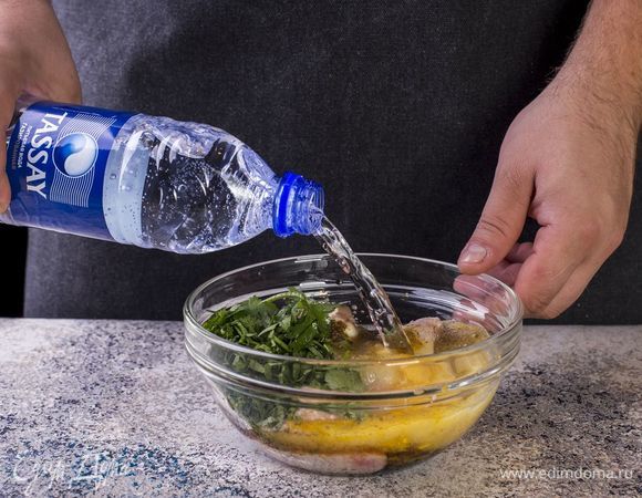 Добавьте к куриным крылышкам газированную воду Tassay. Перемешайте и оставьте мариноваться на 1 час.