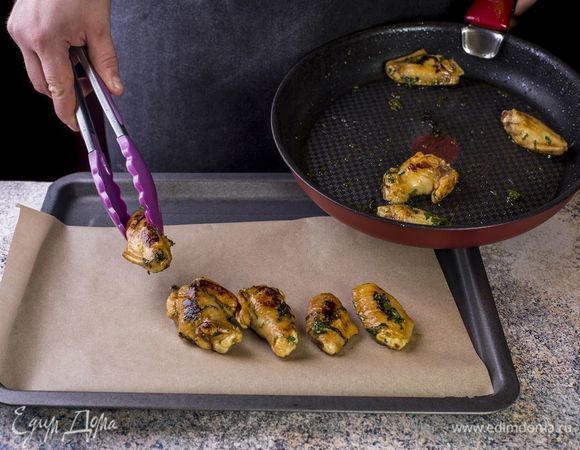 Обжарьте куриные крылышки на сковороде с растительным маслом. При необходимости доведите крылышки в духовке до готовности.