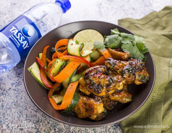 Подавайте с салатом из свежих овощей.