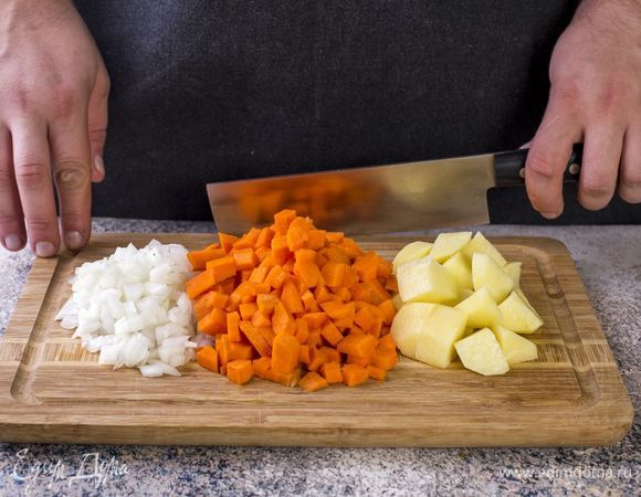 Мелко порубите лук, морковь и картофель нарежьте кубиками.