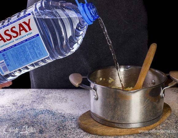 Налейте в кастрюлю негазированную воду Tassay.