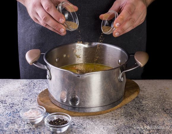 После закипания воды, посолите, поперчите, добавьте кориандр и мускатный орех. Варите до готовности овощей.