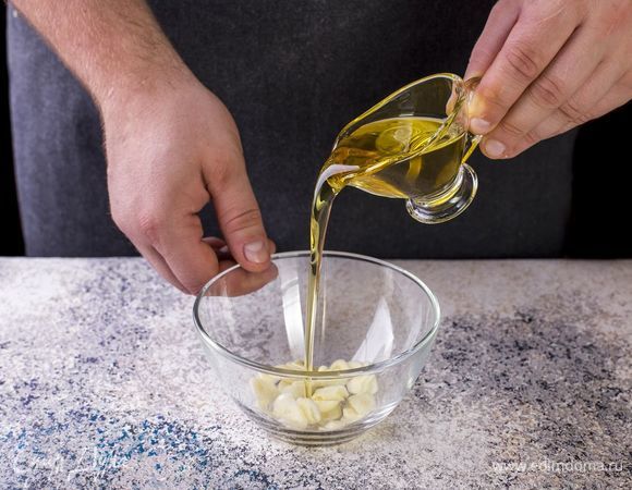 В чашке смешайте оливковое масло и рубленый чеснок. Оставьте настаиваться на 30 минут.