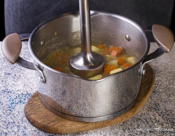 Сваренные овощи пробейте блендером, пюрируйте.