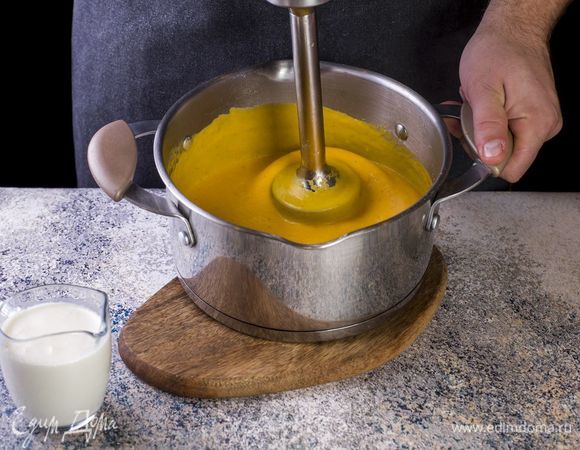 Добавьте сливки и прогрейте.