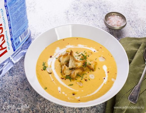 Подавайте суп с гренками, украсив сливками и зеленью.