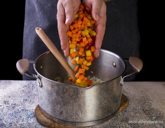Выложите морковь, перец и немного поджарьте.