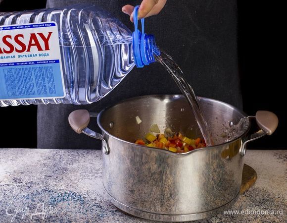 Налейте в кастрюлю негазированную воду Tassay. Доведите до кипения.