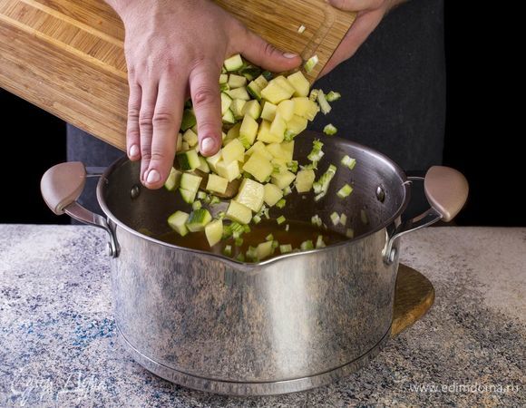 Выложите цукини, картофель и сельдерей в кастрюлю.