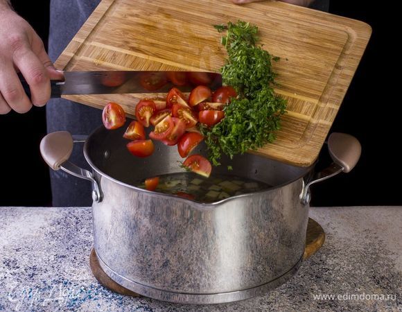 Добавьте в суп нарезанные помидоры черри и рубленную петрушку. Варите до готовности овощей.