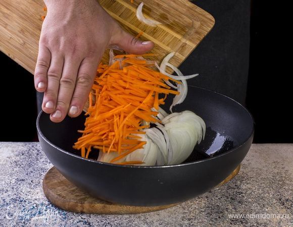 Морковь и лук нарежьте соломкой. Обжарьте на растительном масле.