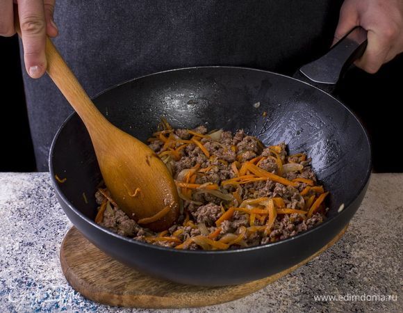 Добавьте в сковороду фарш, обжарьте до готовности.
