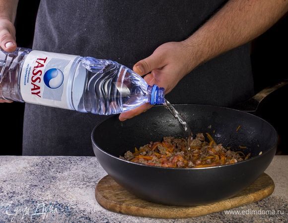 Влейте воду Tassay к овощам и фаршу. Тушите 15 минут.