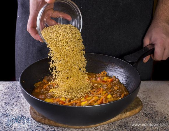 Добавьте булгур и тушите до готовности булгура.