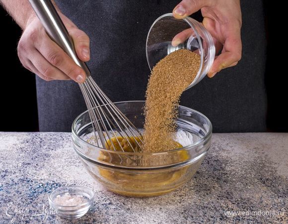 Взбейте яйца с солью и сахаром.