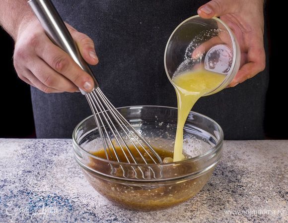 Добавьте растопленное сливочное масло, перемешайте.