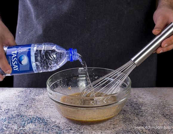 Добавьте газированную воду Tassay и перемешайте.