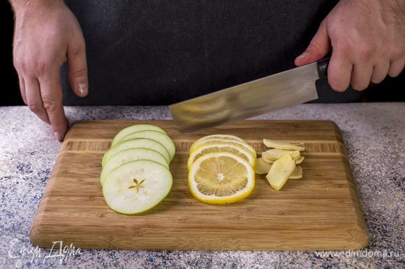 Яблоко, лимон и корень имбиря тонко нарежьте. Положите в заварочный чайник.