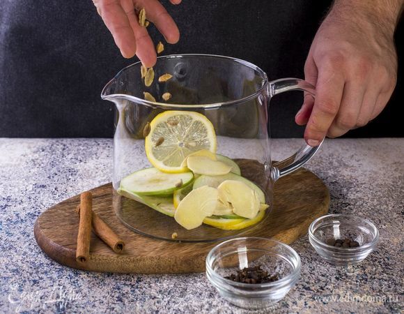 В чайник добавьте пряные специи: гвоздику, корицу, душистый перец, кардамон.