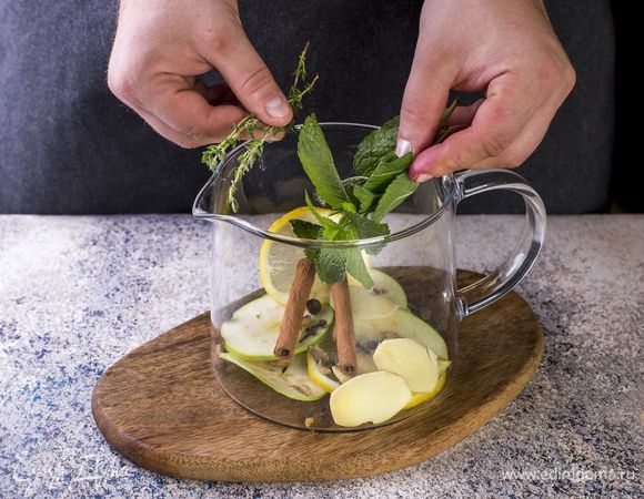 Далее добавьте мяту и тимьян.