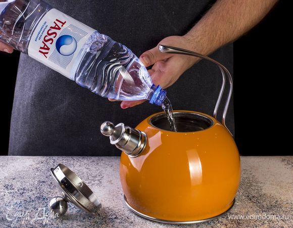 Вскипятите негазированную воду Tassay.