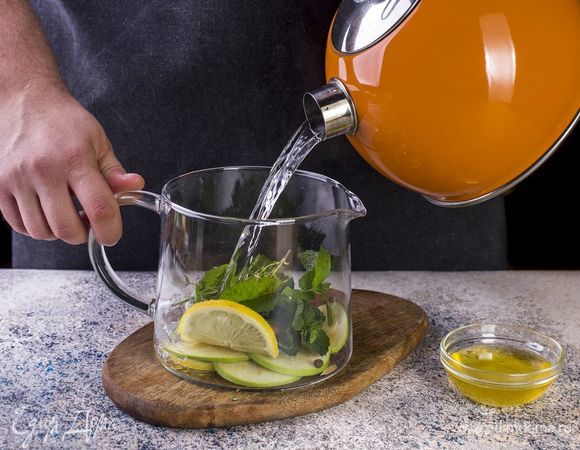 Добавьте вскипяченную воду и мед в заварочный чайник. Дайте напитку настояться 20 минут.