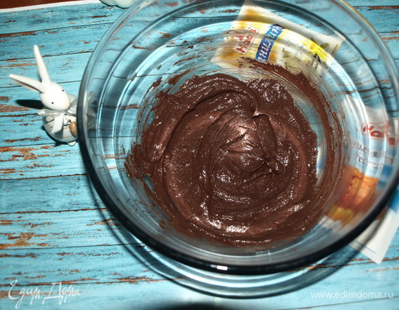 Черемуховую муку (40 г, больше брать не рекомендую) соединить с кефиром. Хорошо перемешать и отставить на 30 минут.