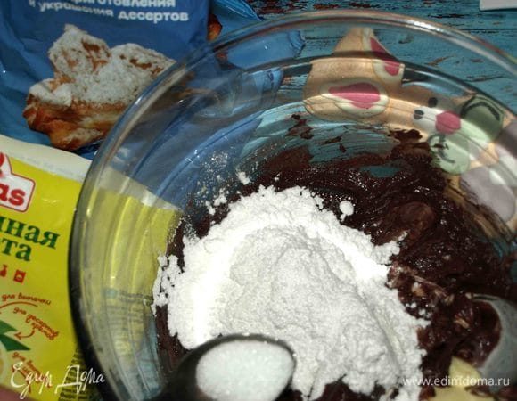 Добавляем размягченное сливочное масло, сахарную пудру Haas, лимонную кислоту Haas и хорошо перемешиваем до кремообразного состояния.