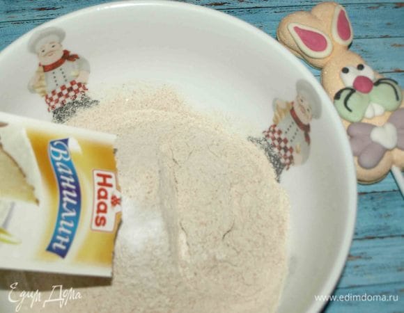 Спельтовую муку просеять, добавить ванилин Haas.