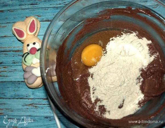 В черемуховую массу постепенно добавляем по одному куриному яйцу и столовой ложке муки, чтоб не было расслоения массы. Все хорошо взбиваем.