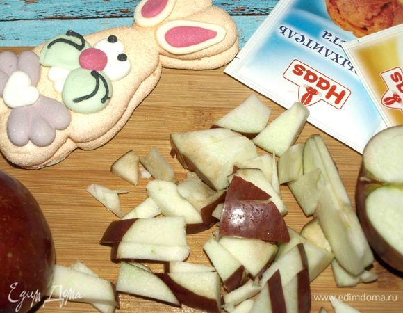 В ингредиентах указан вес нарезанных яблок. Яблоки хорошо вымыть, удалить плодоножку. Очистить от семечек. Половинку одного яблока нарезать на дольки. Остальное нарезать небольшими кубиками.