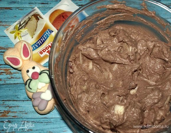 Разогреваем духовку до 180°C. Яблочные кубики соединяем с тестом. Добавляем оставшуюся муку и хорошо перемешиваем. И оставляем тесто на 10–15 минут.