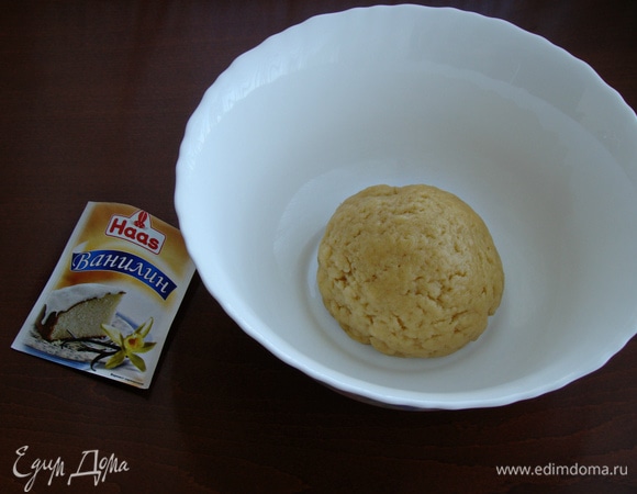 Всыпать просеянную с разрыхлителем муку и замесить мягкое песочное тесто.