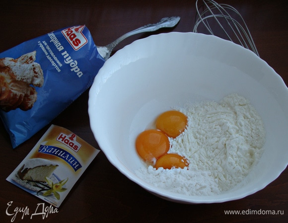 В миске смешать яичные желтки, вторую половину сахарной пудры Haas, щепотку ванилина Haas и кукурузный крахмал. Все перемешать до однородности и в эту смесь тонкой струйкой влить горячее молоко.