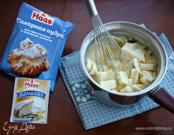 В горячую заварную основу добавить белый шоколад и мягкое сливочное масло.