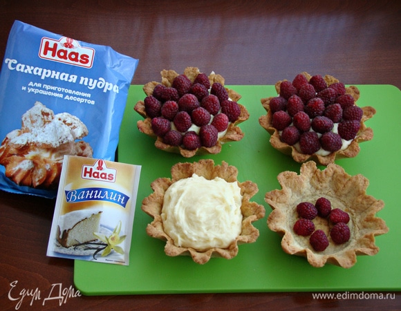 На дно каждой тарталетки положить по несколько ягод малины, сверху выложить остывший заварной крем и верх крема украсить ягодами свежей малины. Поставить в холодильник примерно на час.