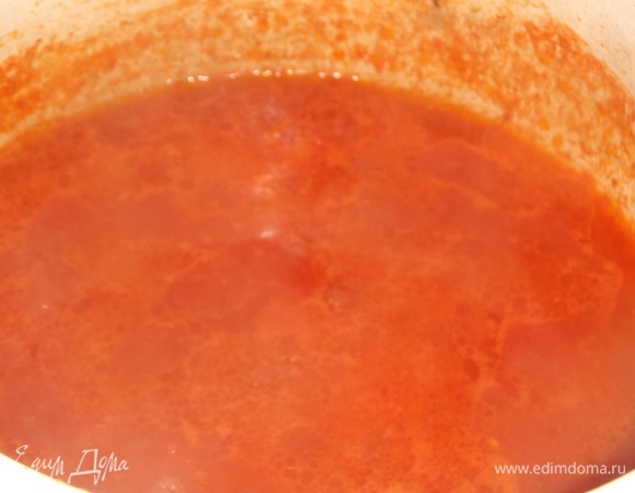 Вес кабачков в рецепте указан в очищенном виде. Помидоры пропустить через мясорубку. Смешать с половиной растительного масла. Тушить в течение 20 минут на умеренном огне. Томаты уварятся наполовину.