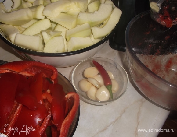 В это время заранее подготовленные овощи пропустить через мясорубку.