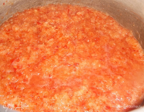 Выложить в кастрюлю. Добавить оставшееся растительное масло. Перемешать. Довести до кипения.