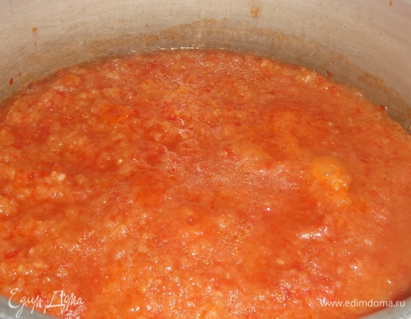 Влить томаты. Добавить соль и сахар.