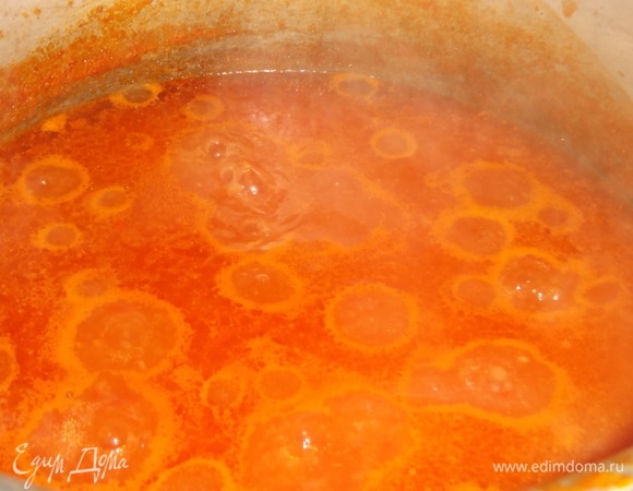 Варить, не накрывая крышкой, чтобы уваривалась жидкость, в течение 50 минут. За 5 минут до конца готовки добавить уксус.