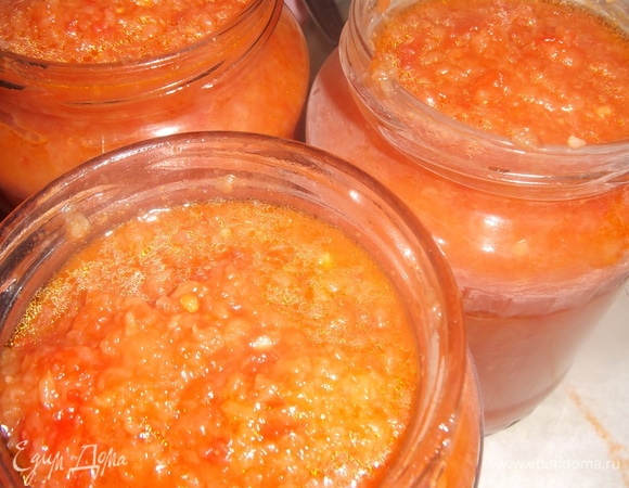 В горячем виде разложить по стерилизованным банкам. Закатать. Перевернуть до полного остывания. Выход — 2,5 литра. Удачных заготовок!