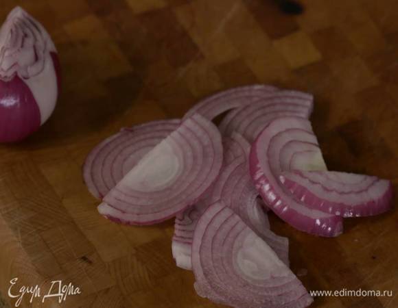 Красную луковицу почистить и нарезать тонкими полукольцами.