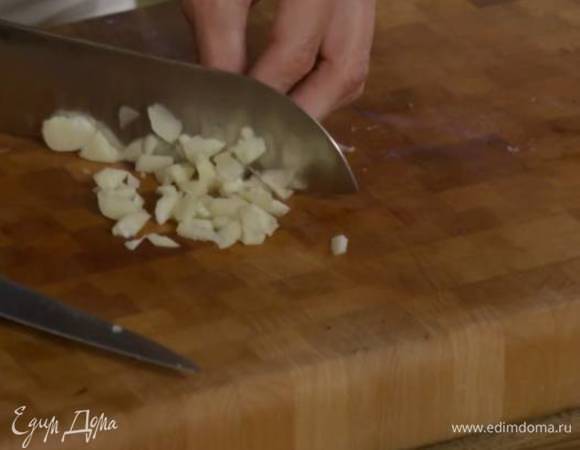 Чеснок почистить и мелко порубить.