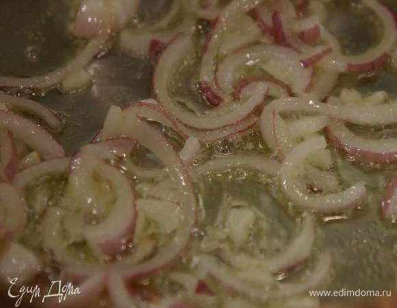 Разогреть в тяжелой сковороде оливковое масло, обжарить лук и чеснок до золотистого цвета.